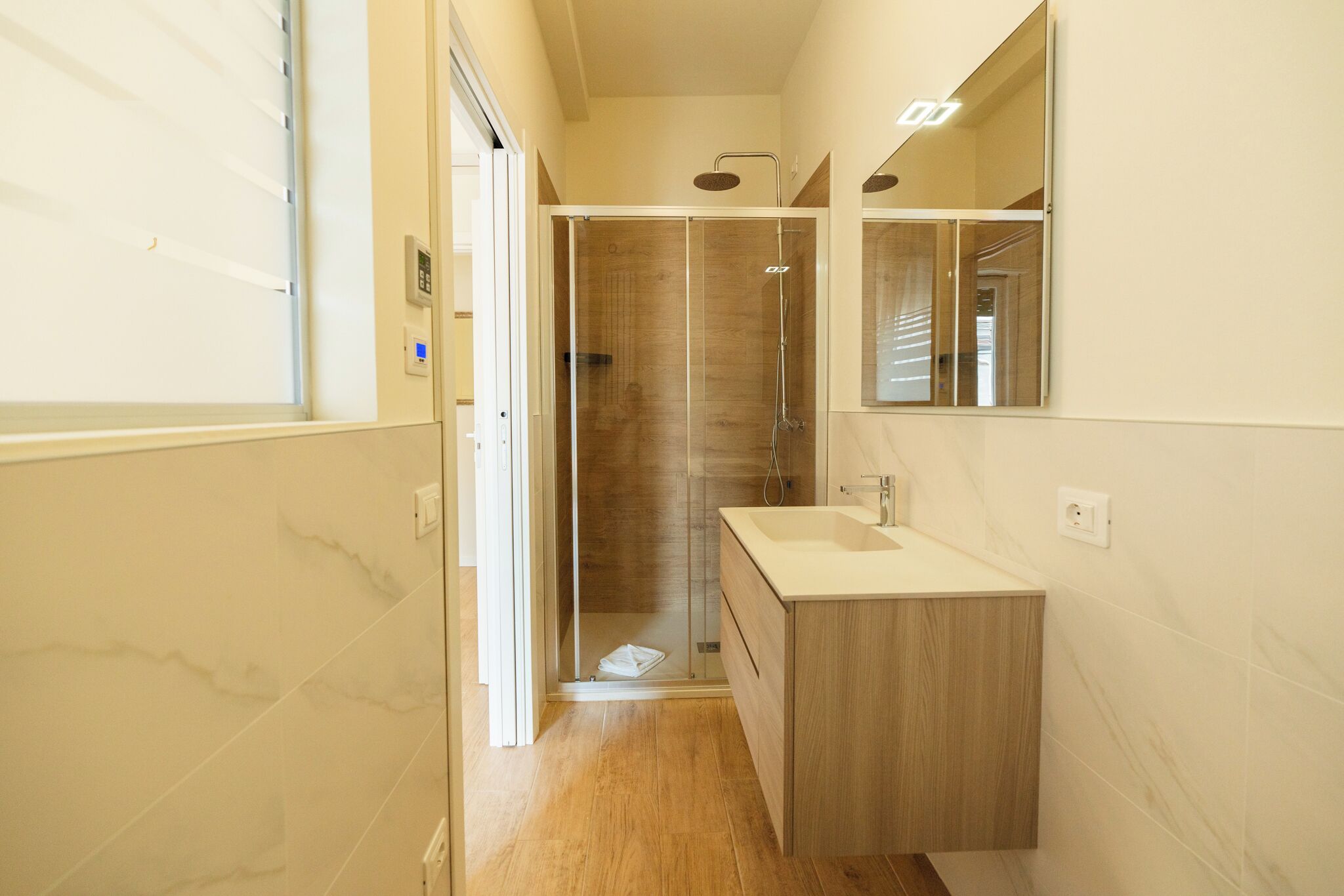Family Apartment, 2 Bedrooms | Badkamer | Een douche, een regendouche, gratis toiletartikelen, een haardroger