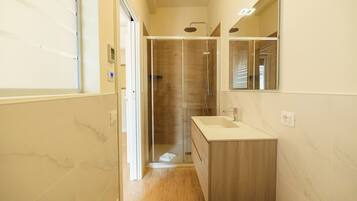 Family Apartment, 2 Bedrooms | Badkamer | Een douche, een regendouche, gratis toiletartikelen, een haardroger