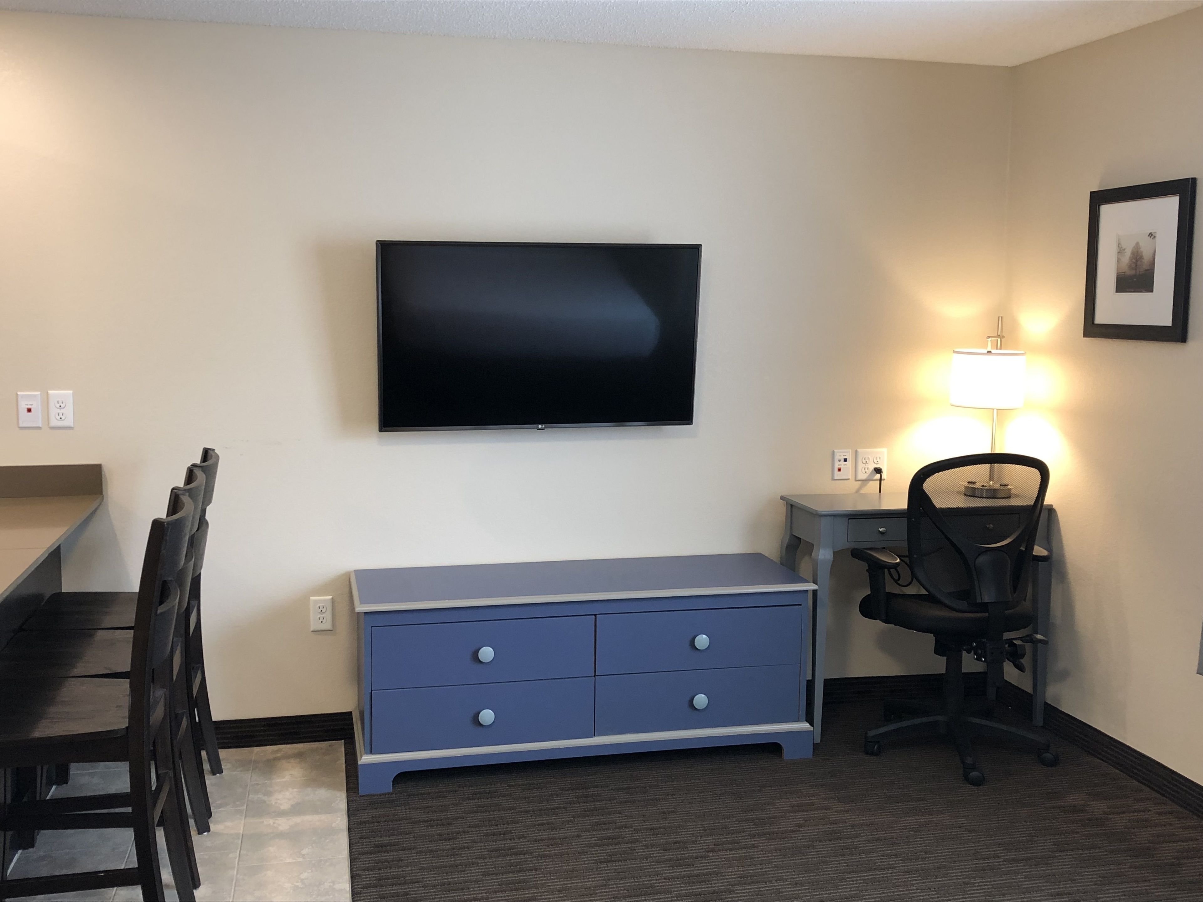 standard 2 queen room | living area | 50-inch flat-screen tv with premium tv channels, tv, books