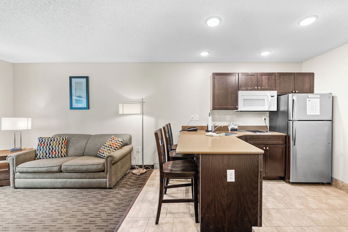King One-Bedroom Suite | Living room | 50-inch flat-screen TV with premium channels, TV, books
