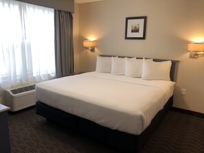 King One-Bedroom Suite | ستائر تعتيم ومكواة/لوح كي وسرير سفر وواي فاي مجانًا