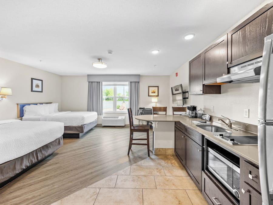 Cortinas blackout, tabla de planchar con plancha y cuna de viaje