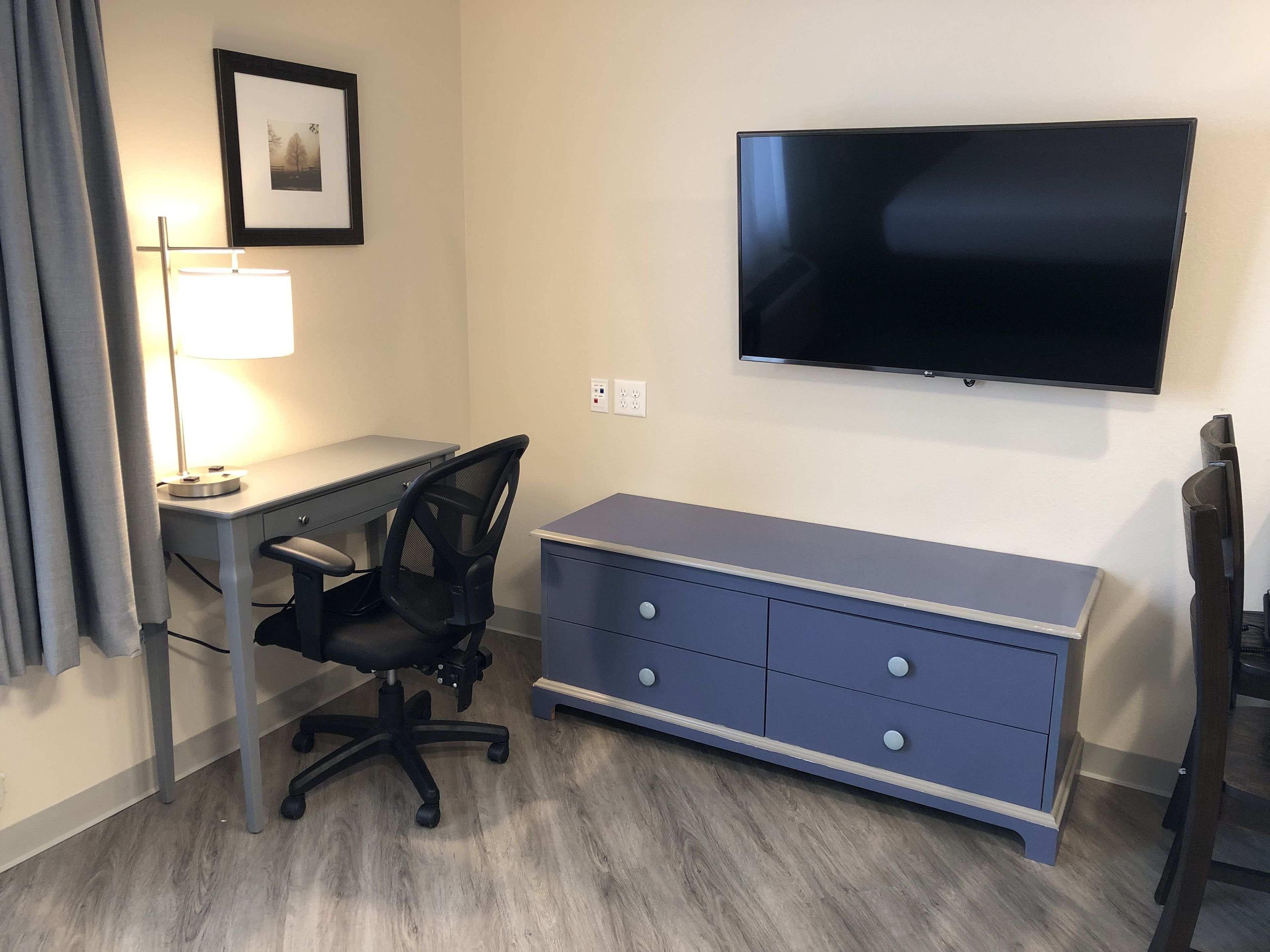 standard 2 queen ada | living area | 50-inch flat-screen tv with premium tv channels, tv, books