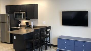 Standard 2 Queen Room | Living area | 50-inch flat-screen TV with premium channels, TV, books