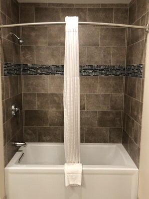 Baignoire relaxante profonde, articles de toilette gratuits