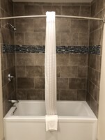 Bañera profunda, artículos de tocador gratuitos, secador de pelo