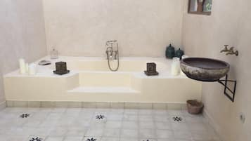 Villa Classique, 4 chambres | Salle de bain | Serviettes fournies