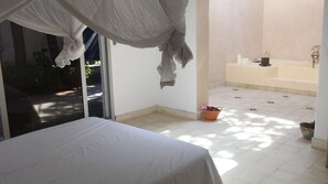 Classic Villa, 4 Bedrooms | 4 bilik tidur, seterika/papan seterika, Wi-fi percuma, cadar katil