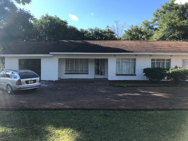 Front of property - Luxurious Holiday Home (Harare)