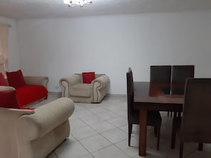 House, 3 Bedrooms | In-room dining
