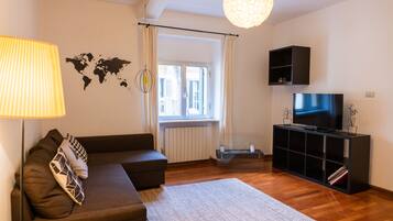 Familienapartment, 1 Schlafzimmer | Wohnbereich | Fernseher