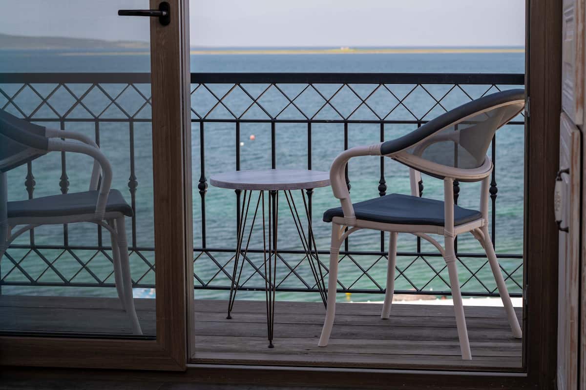 Habitación doble, vista al mar | Ropa de cama de alta calidad, minibar, escritorio y insonorización