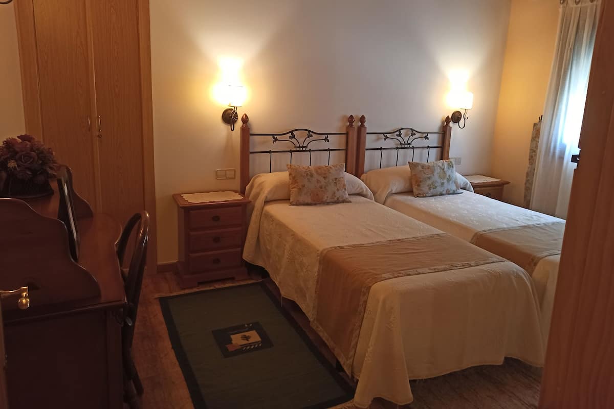 Twin kamer | 1 slaapkamer, gratis babybedden, beddengoed