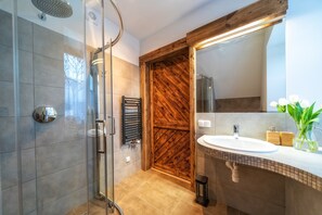 Comfort Apartment, Mountain View (7) | Bathroom | Shower, rainfall showerhead, free toiletries, hair dryer