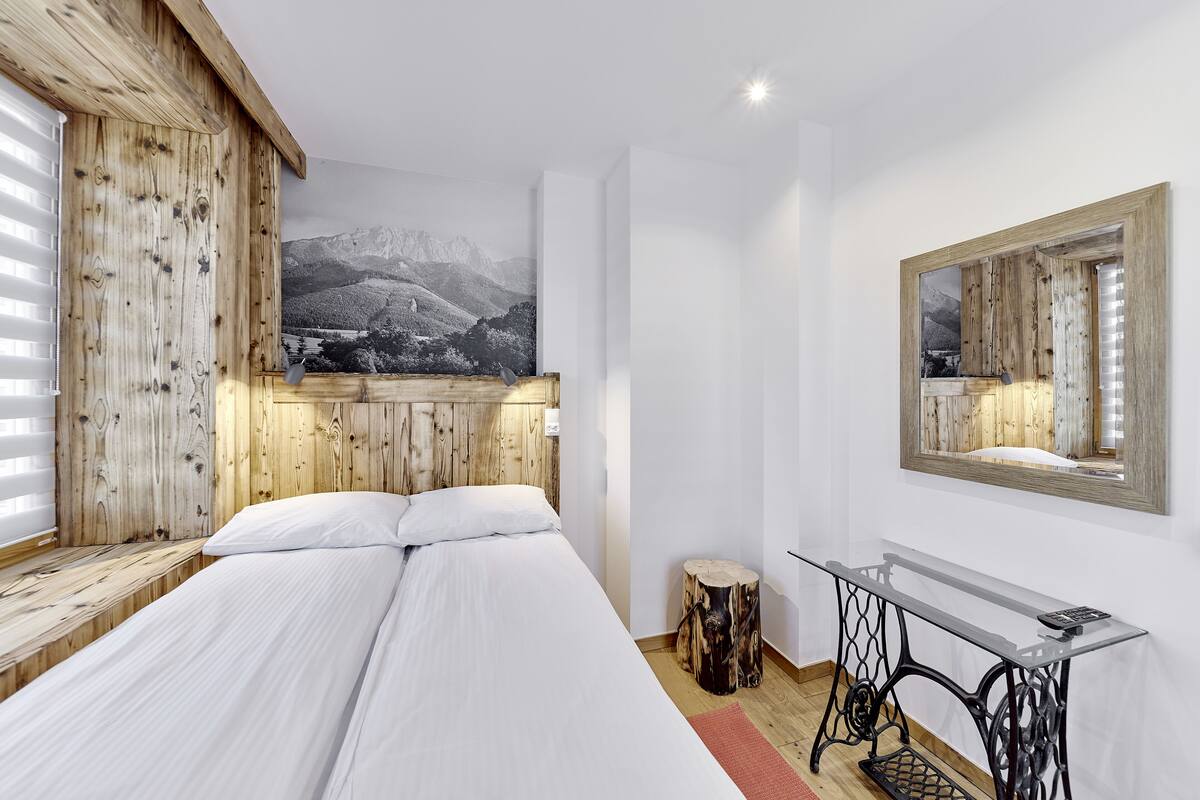 Departamento de diseñador, vista a la montaña (4) | Ropa de cama de alta calidad y espacio para trabajar con laptop 