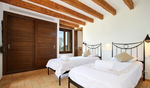 4 chambres, fer et planche à repasser, Wi-Fi gratuit, draps fournis