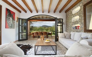 Een televisie, een dvd-speler en een tafeltennistafel