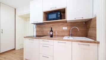 City Apartment | Private kitchen | Fridge, microwave, stovetop, coffee/tea maker