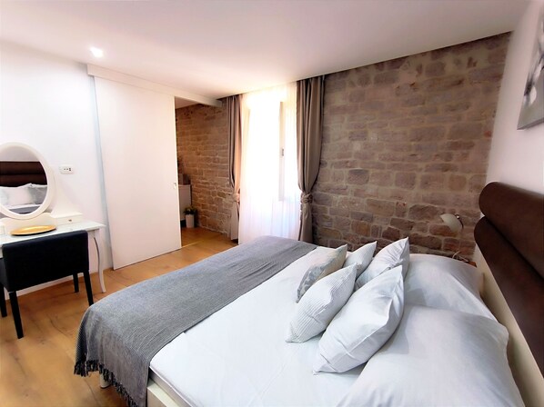 Trang trí khác biệt, trang bị nội thất với thiết kế riêng biệt, bàn