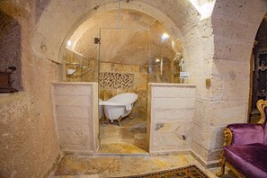 Royal King Suite 102 | Bathroom | Free toiletries, hair dryer, slippers, towels - Royal Cave Hotel (Ürgüp)