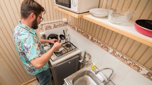 ベーシック アパートメント | 専用キッチン | 冷蔵庫、電子レンジ、調理器具と食器