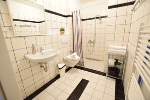 Haartrockner, Handtücher, Seife, Toilettenpapier