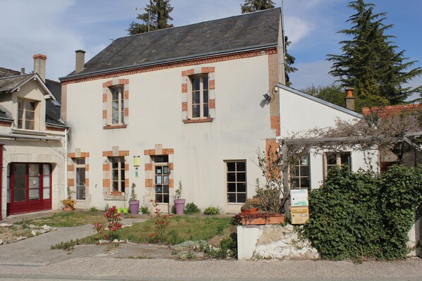 Vista frontal de la propiedad