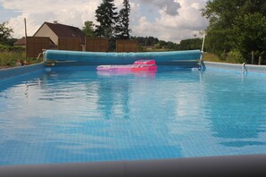 Alberca al aire libre por temporada y sombrillas en la alberca