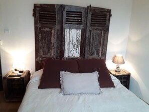 Habitación doble económica (Solognote) | Decoración personalizada, muebles diferentes y cortinas blackout