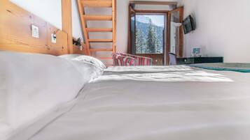 Double Room, Balcony | In-room safe, desk, blackout drapes, free WiFi