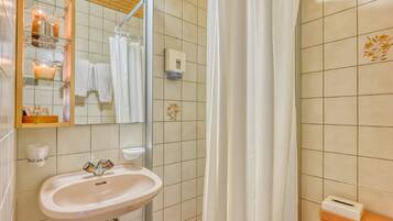 Tweepersoonskamer | Badkamer | Een douche, handdoeken