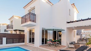 Ein modernes Wohngebäude mit Schwimmbad, Außenbereich und Balkon.