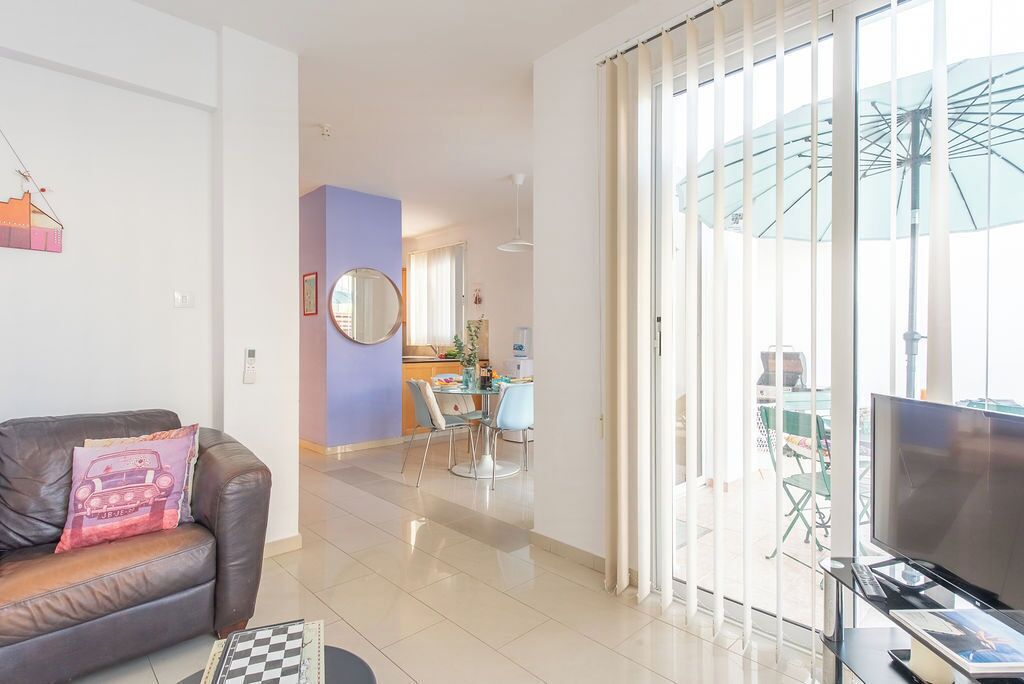 Smart TV, DVD player, books