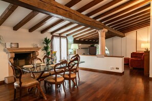 아파트, 침실 2개 | 거실 공간 | TV