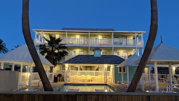 2 kolam renang outdoor, dengan cabana gratis dan kursi berjemur