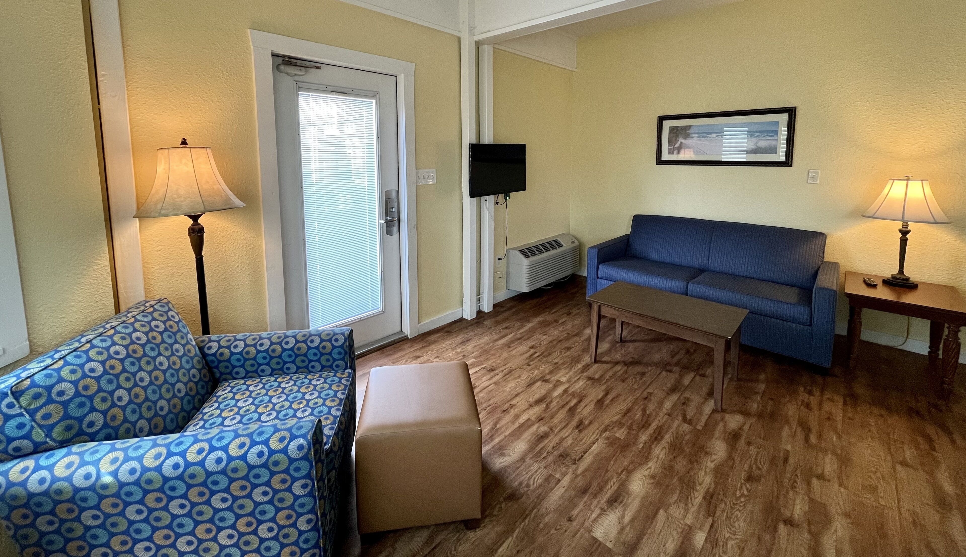 traditional suite, 1 queen bed with sofa bed | living area | 45-inch tv with cable channels