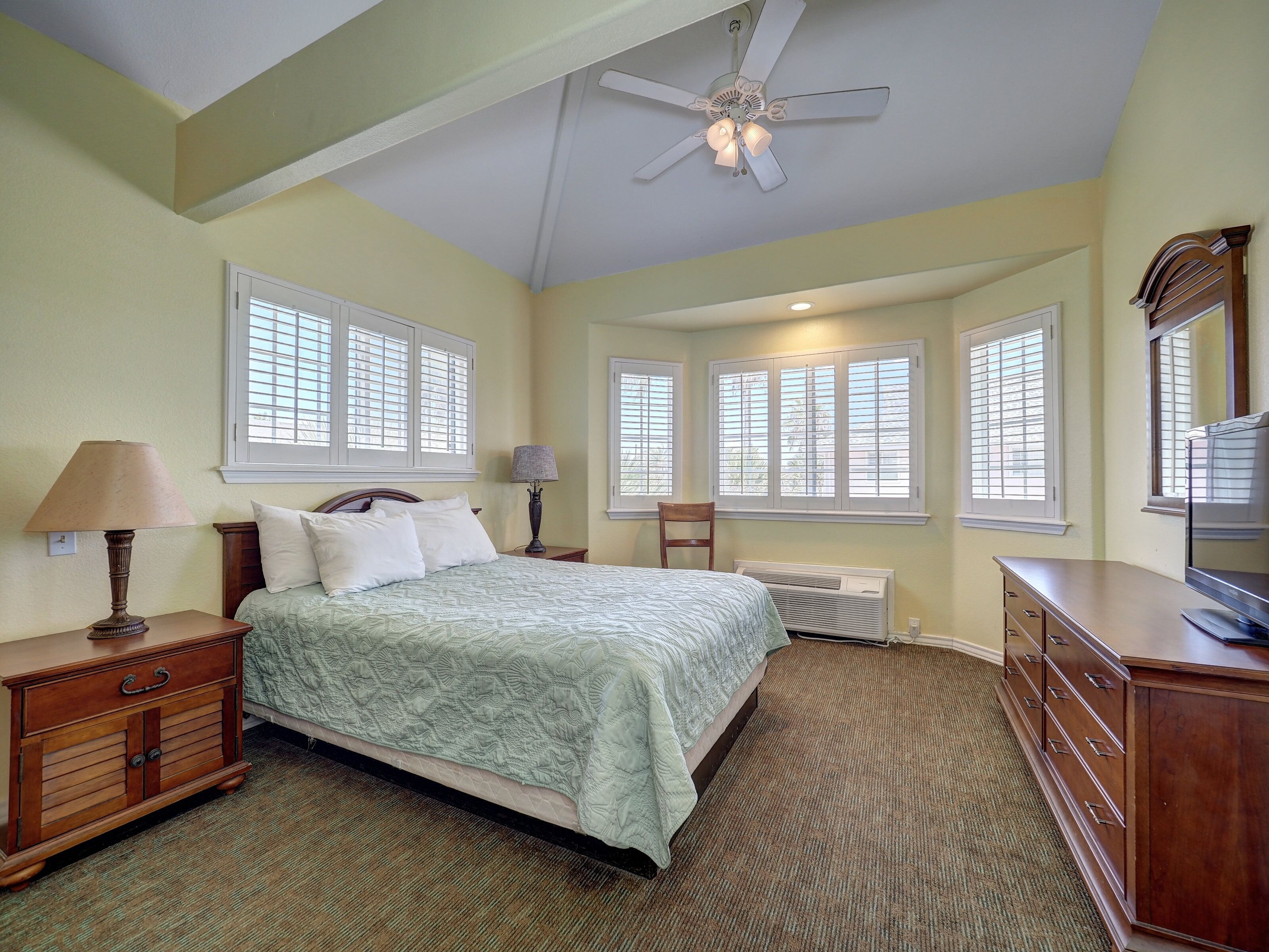 Loft familiar | Mobiliario individual, tabla de planchar con plancha, wifi gratis