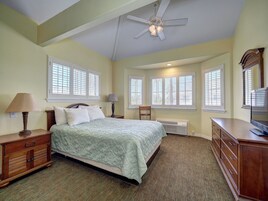 Loft Suite | Individually furnished, iron/ironing board, free WiFi, bed sheets