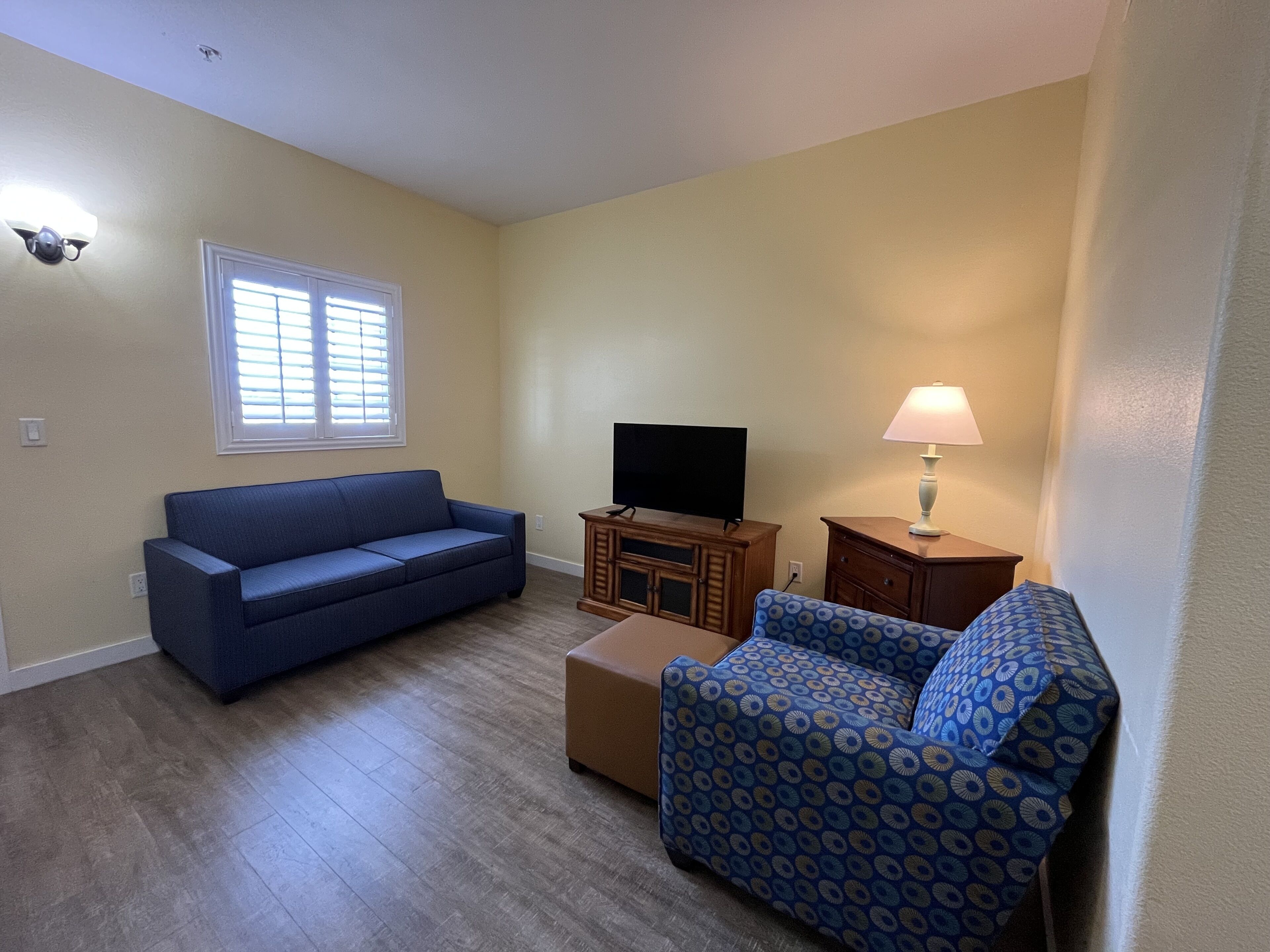 premium suite, multiple beds, pool view | living area | 45-inch tv with cable channels