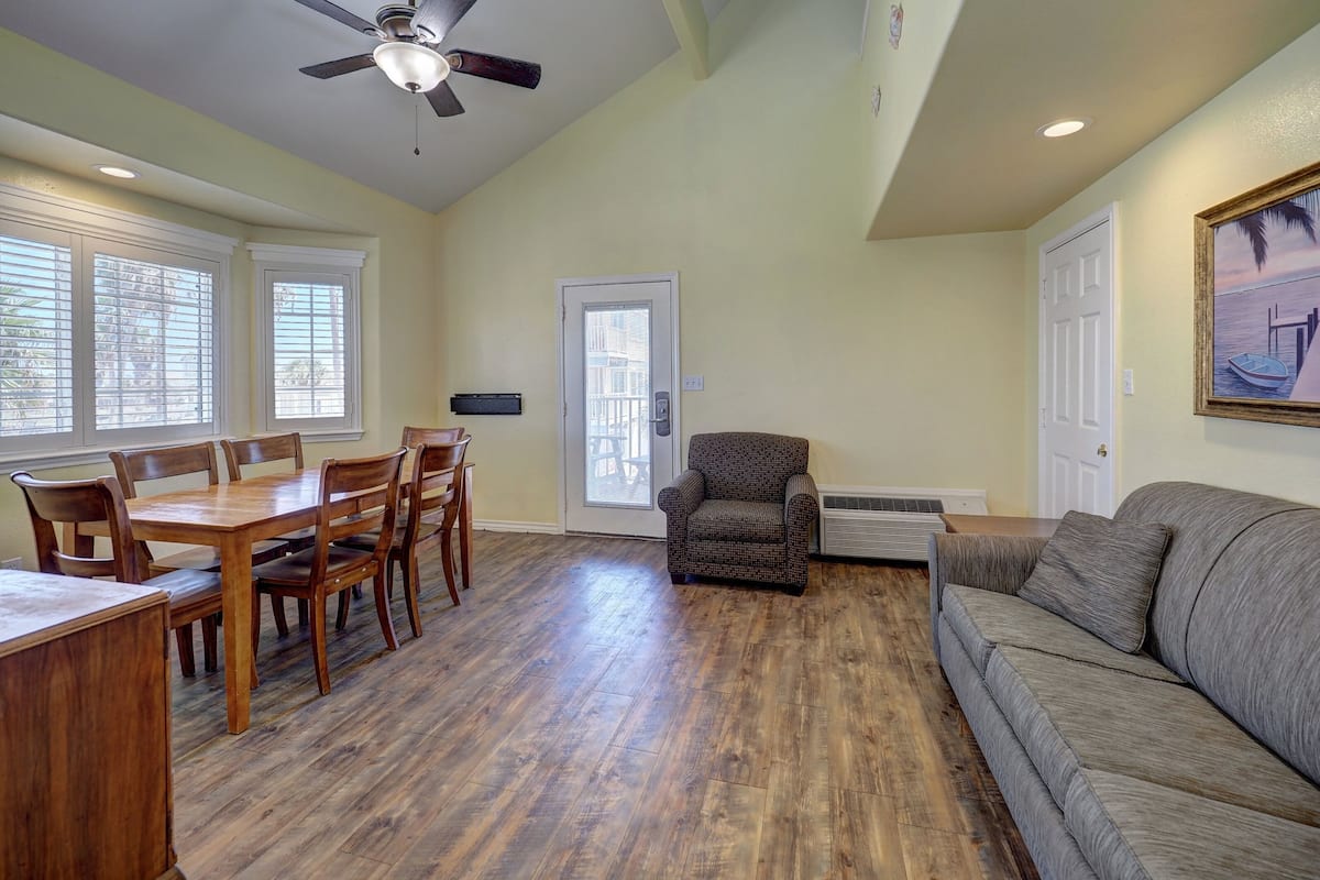 Individually furnished, iron/ironing board, free WiFi, bed sheets