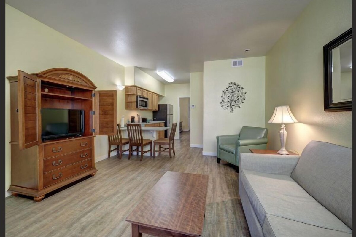 Deluxe Kitchenette | Bathroom | Free toiletries, hair dryer, towels, soap
