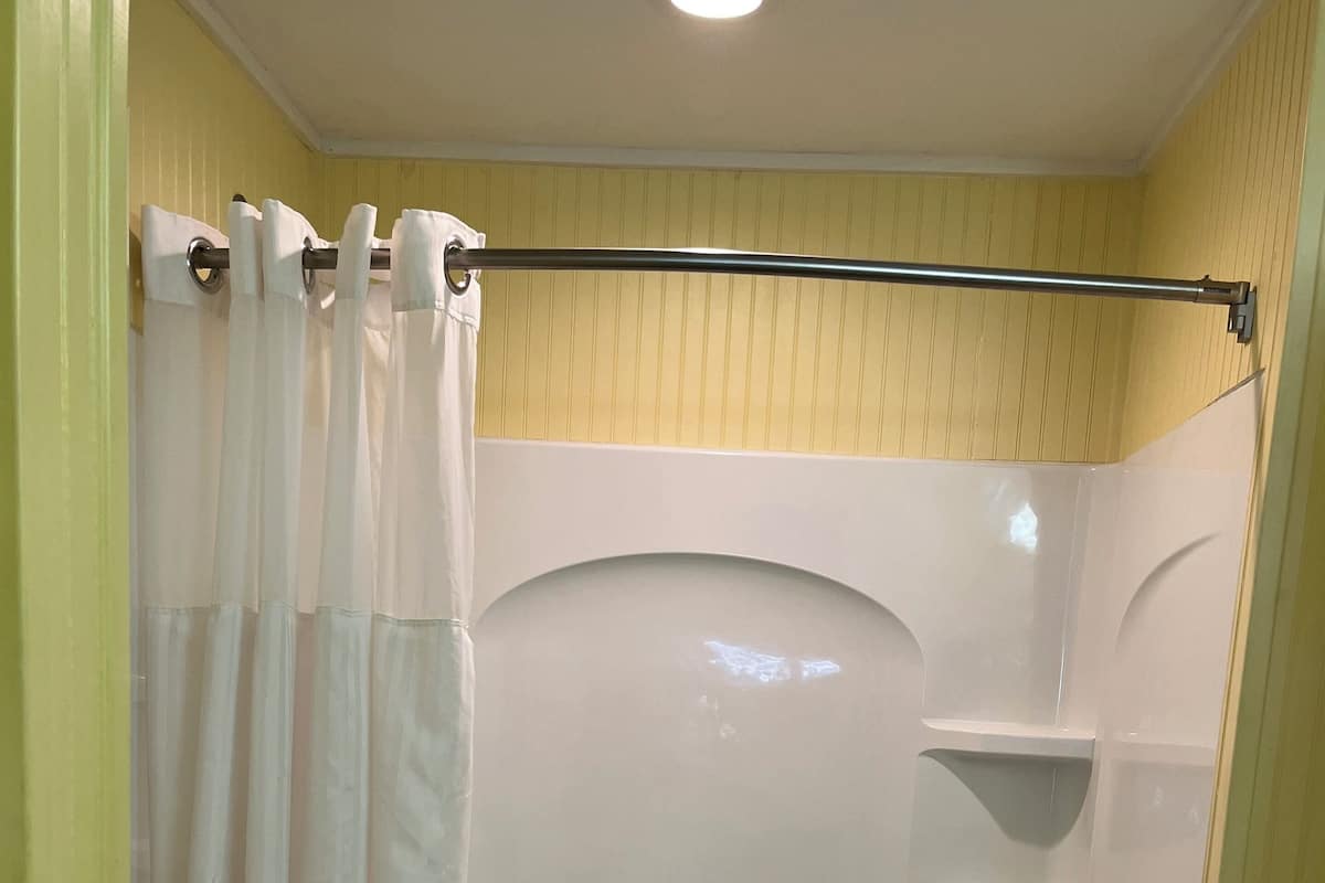 Suite Premium, letti multipli, vista piscina | Bagno | Set di cortesia gratuito, asciugacapelli, asciugamani, sapone