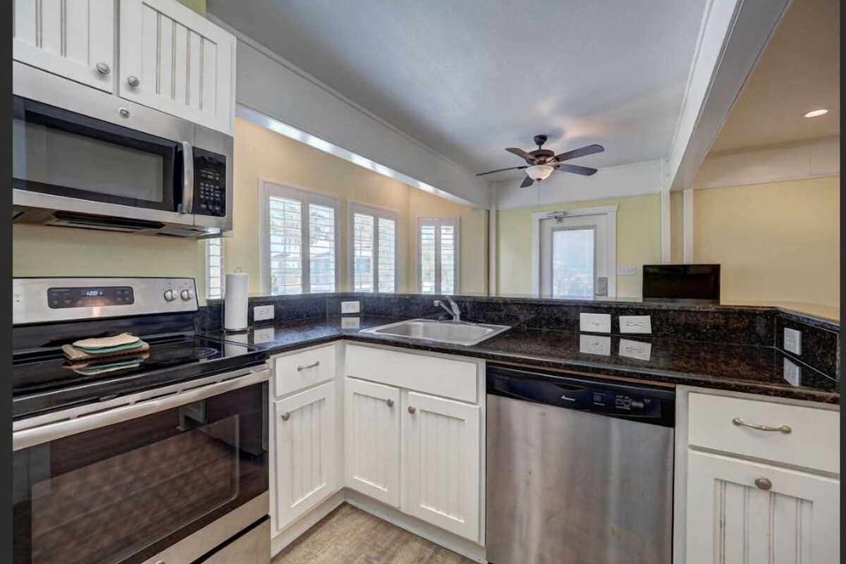 Kitchen Suite | Iron/ironing board, WiFi (free), individually furnished, bed sheets