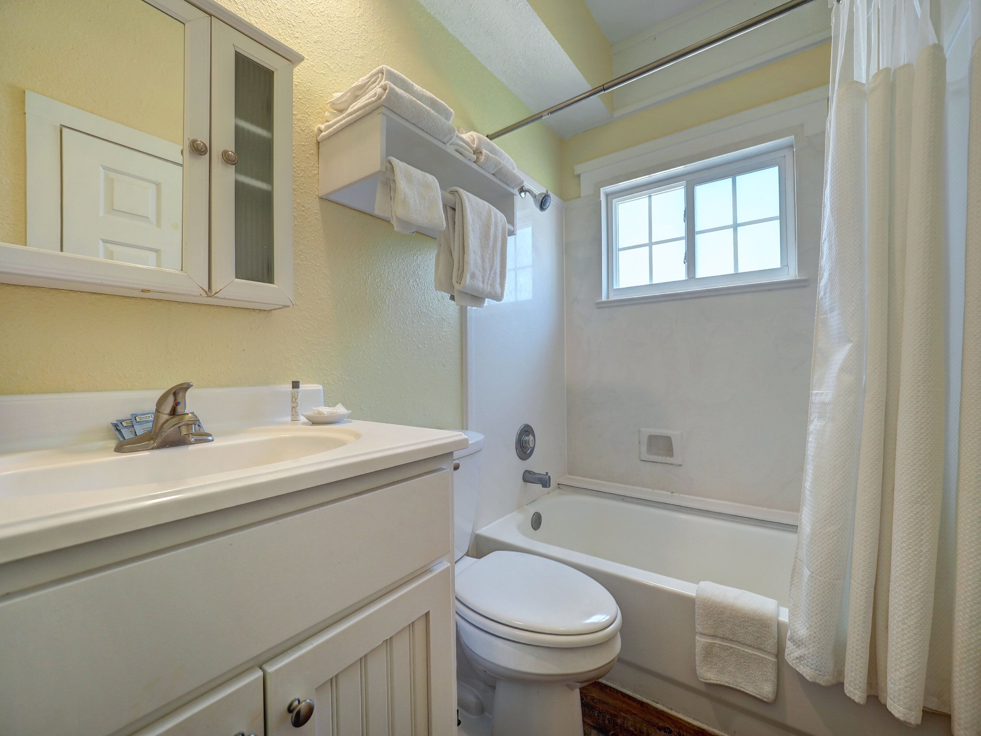 Rom – exclusive | Bad | Toalettartikler (inkludert), hårføner, håndklær og såpe