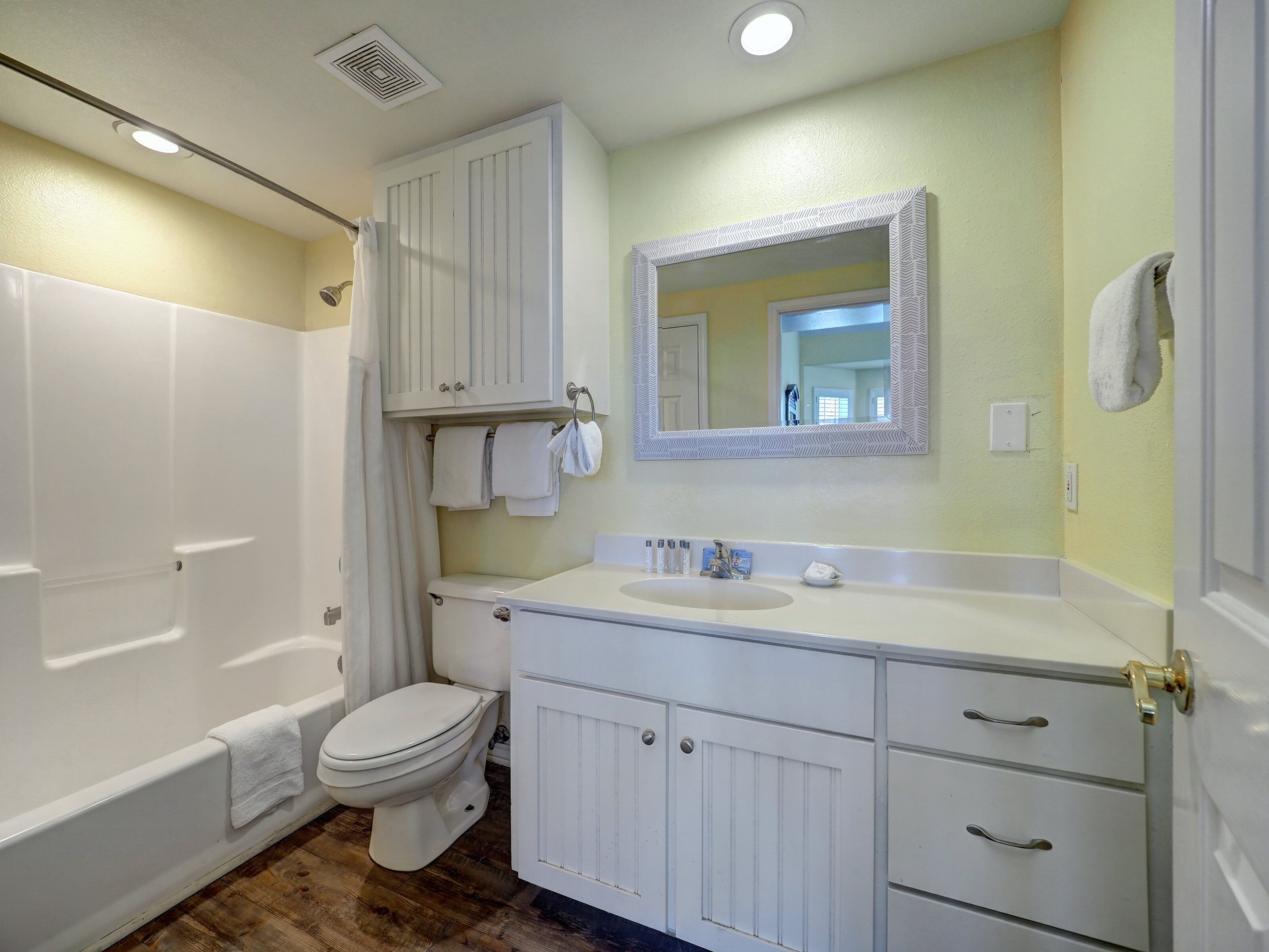 Toalettartikler (inkludert), hårføner, håndklær og såpe