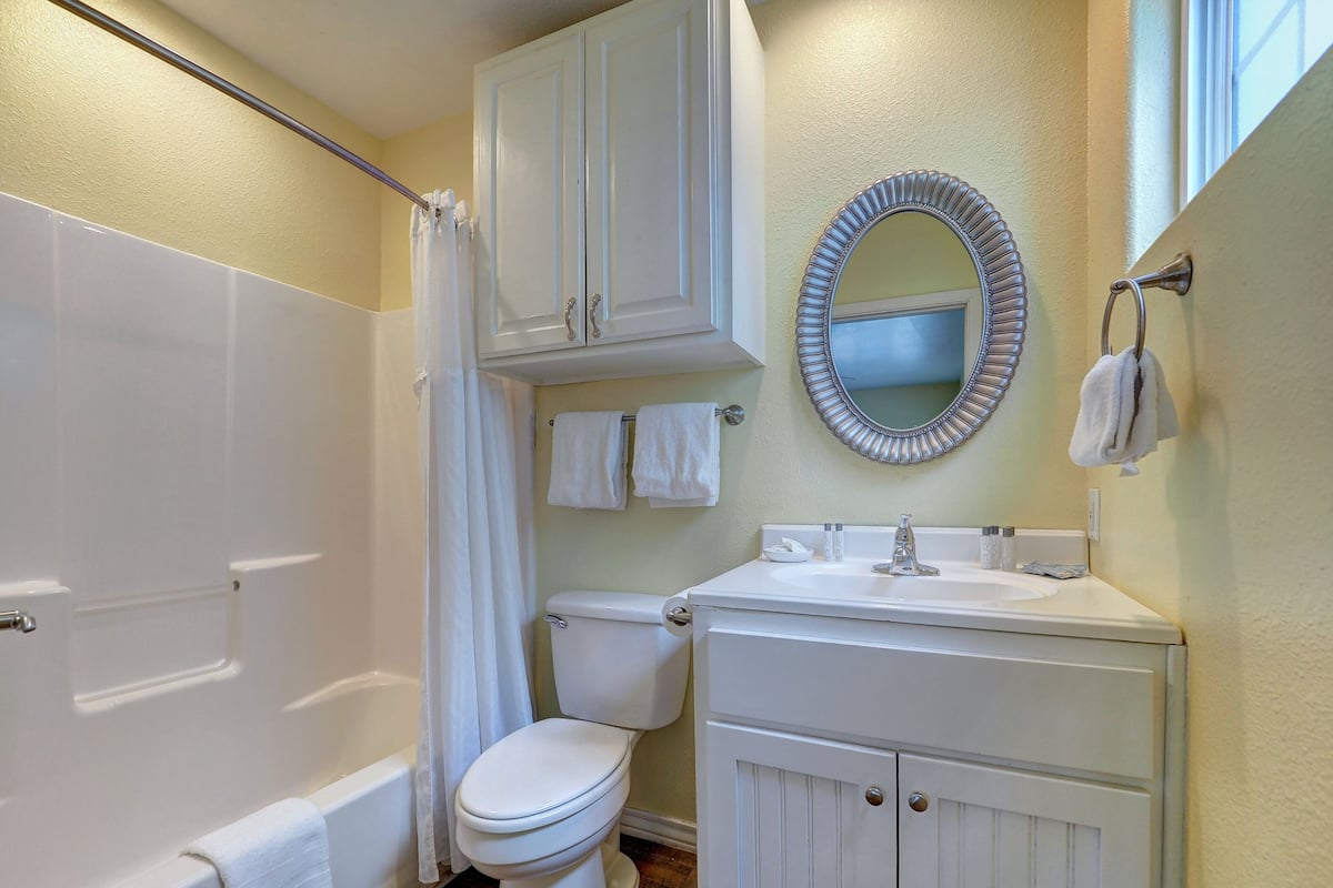 Deluxe Suite, Multiple Beds | Bathroom