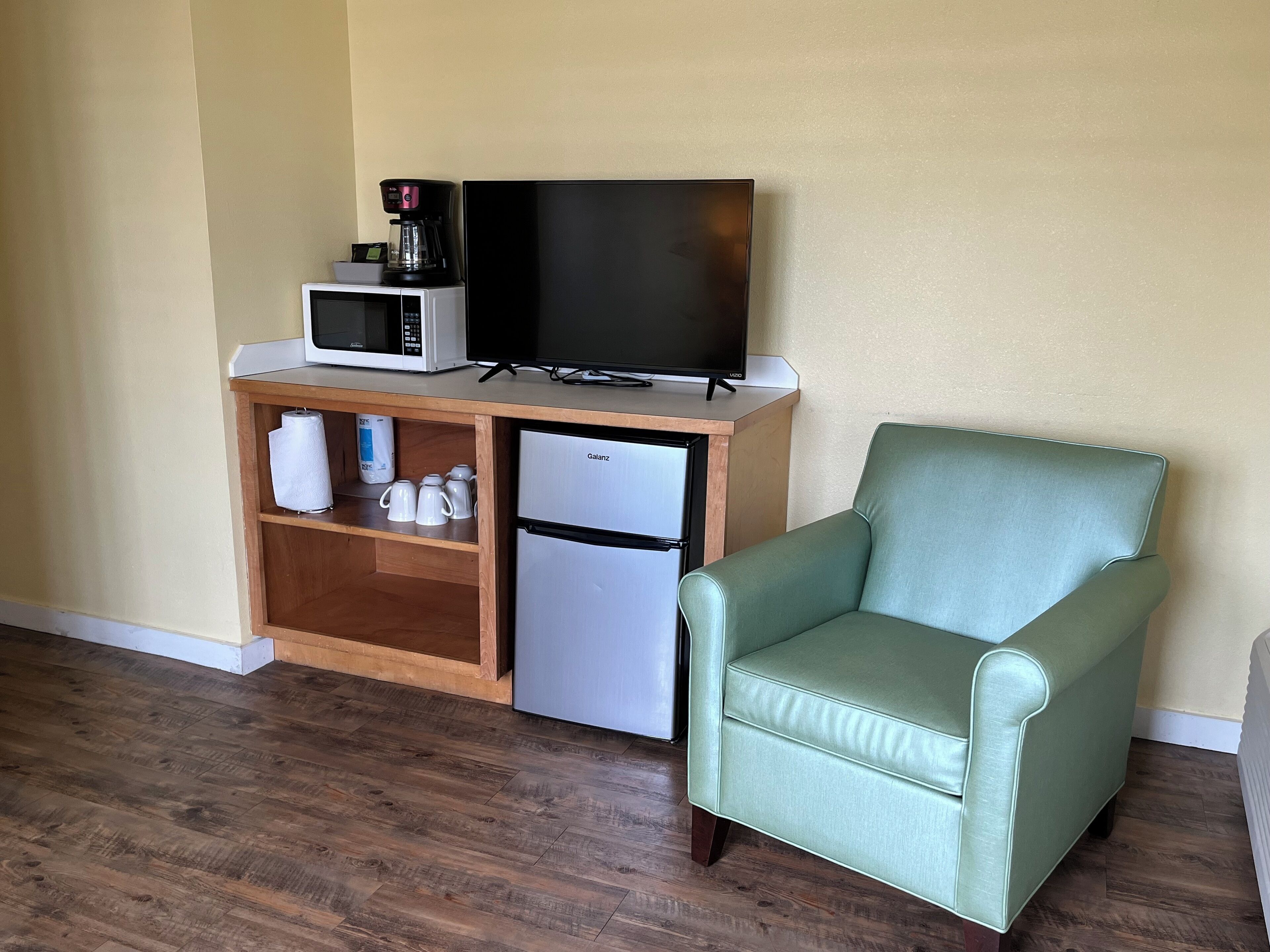 2 bedrooms, individually furnished, iron/ironing board, free wifi