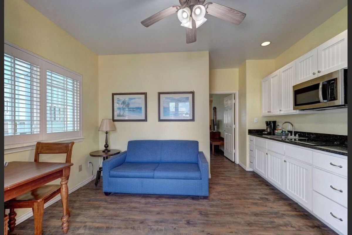 Kitchenette | Iron/ironing board, WiFi (free), individually furnished, bed sheets