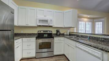 Familie loft | Privékeuken | Een magnetron, een koffiezetapparaat/waterkoker