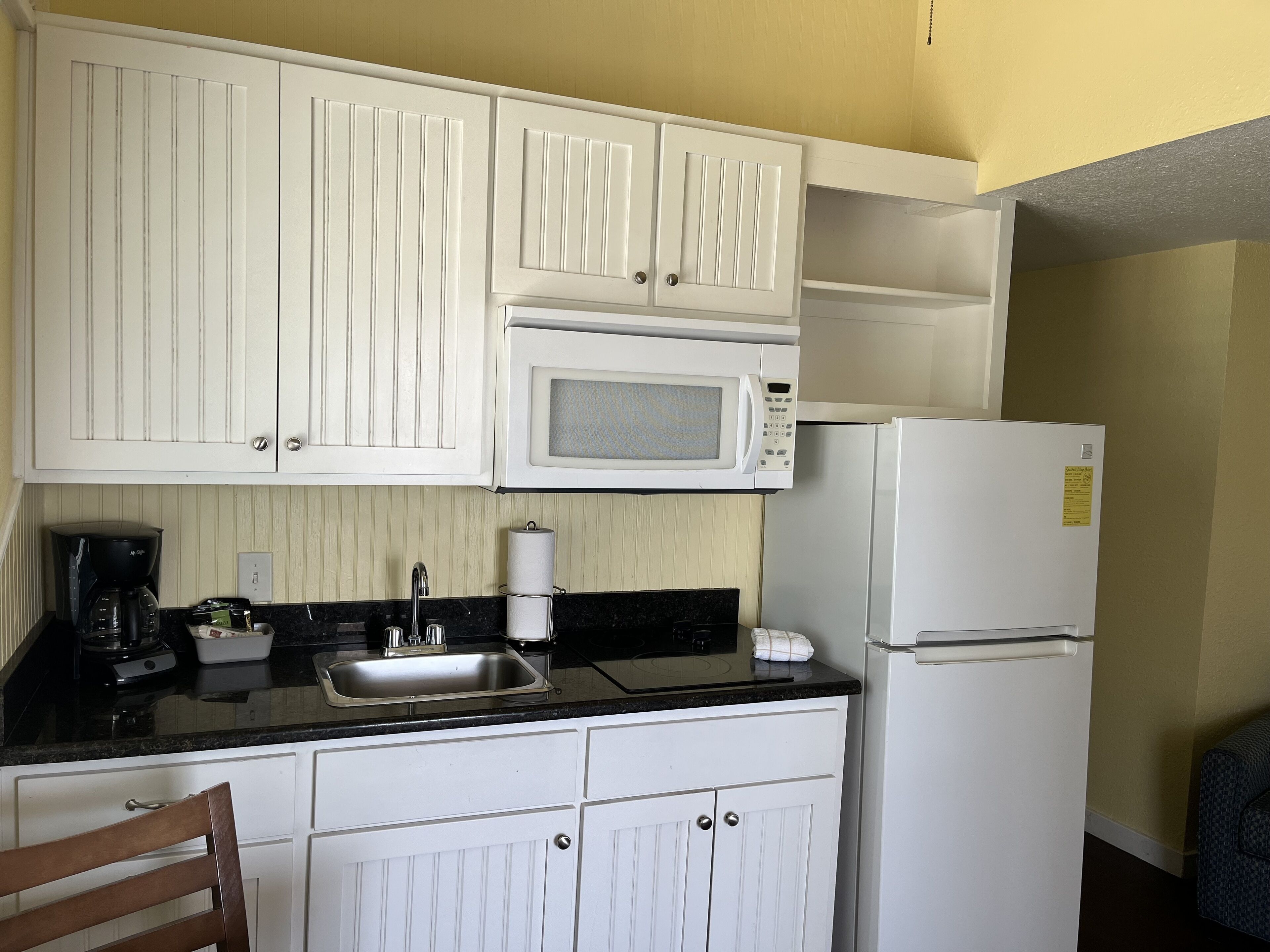 senior suite, 2 queen beds | private kitchen | microwave, coffee/tea maker